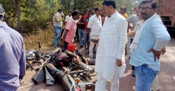 चंद्रपूर महामार्गावार गोंडपिपरी जवळ दोन दुचाकींची धडक, आ. सुभाष धोटेंनी कार थांबवून केली जखमींची मदत.