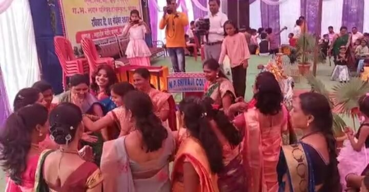 इयत्ता दहावीच्या माजी विद्यार्थ्यांचा स्नेहमीलन सोहळा ऊत्साहात साजरा, २३ वर्षाने विद्यार्थ्यांनी दीला स्मृतींना उजाळा.