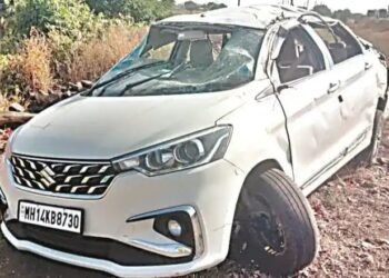 शाळकरी मुलीला वाचविण्याच्या प्रयत्नात भीषण कार अपघातात एक प्रवाशी जागीच ठार, तर मुलीसह आठ प्रवाशी गंभीर जखमी.