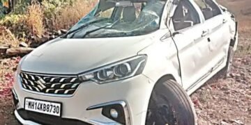 शाळकरी मुलीला वाचविण्याच्या प्रयत्नात भीषण कार अपघातात एक प्रवाशी जागीच ठार, तर मुलीसह आठ प्रवाशी गंभीर जखमी.