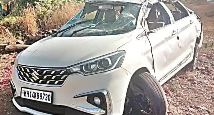 शाळकरी मुलीला वाचविण्याच्या प्रयत्नात भीषण कार अपघातात एक प्रवाशी जागीच ठार, तर मुलीसह आठ प्रवाशी गंभीर जखमी.