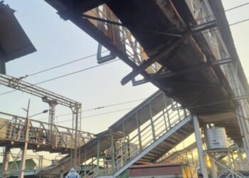 बल्लारशाह रेल्वे स्थानकाच्या फलाट क्रमांक 1 ते 5 जोडणारा ब्रिज कोसळला 10 ते 12 प्रवासी जख्मी.