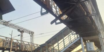 बल्लारशाह रेल्वे स्थानकाच्या फलाट क्रमांक 1 ते 5 जोडणारा ब्रिज कोसळला 10 ते 12 प्रवासी जख्मी.