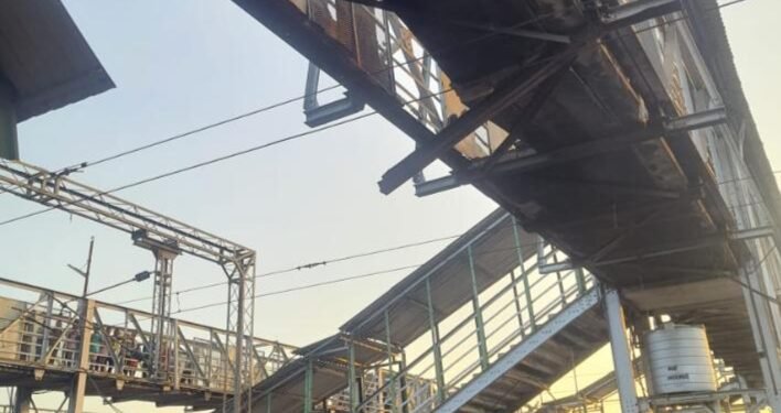 बल्लारशाह रेल्वे स्थानकाच्या फलाट क्रमांक 1 ते 5 जोडणारा ब्रिज कोसळला 10 ते 12 प्रवासी जख्मी.