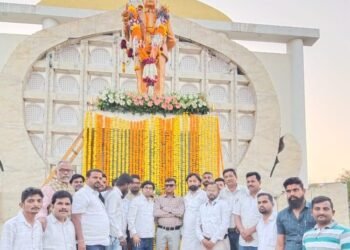 संविधान दिवसाचे औचित्यसाधून अतुल वांदिले, अनिकेत कांबळे यांनी डॉ.बाबासाहेब आंबेडकर यांच्या मूर्ती हार घालून केले अभिवादन.