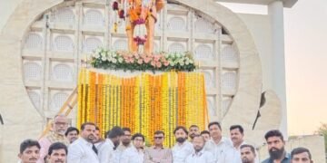 संविधान दिवसाचे औचित्यसाधून अतुल वांदिले, अनिकेत कांबळे यांनी डॉ.बाबासाहेब आंबेडकर यांच्या मूर्ती हार घालून केले अभिवादन.