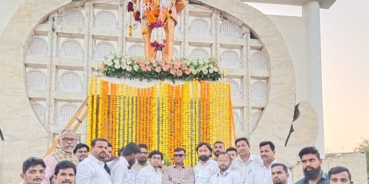 संविधान दिवसाचे औचित्यसाधून अतुल वांदिले, अनिकेत कांबळे यांनी डॉ.बाबासाहेब आंबेडकर यांच्या मूर्ती हार घालून केले अभिवादन.