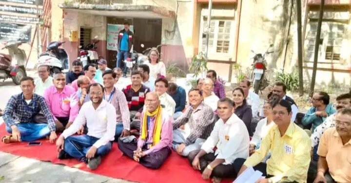 पशुसंवर्धन विभागातील कर्मऱ्यांची पदे कमी करत असल्यामुळे पशुसंवर्धन कर्मचारी संघाचे कामबंद आंदोलन.