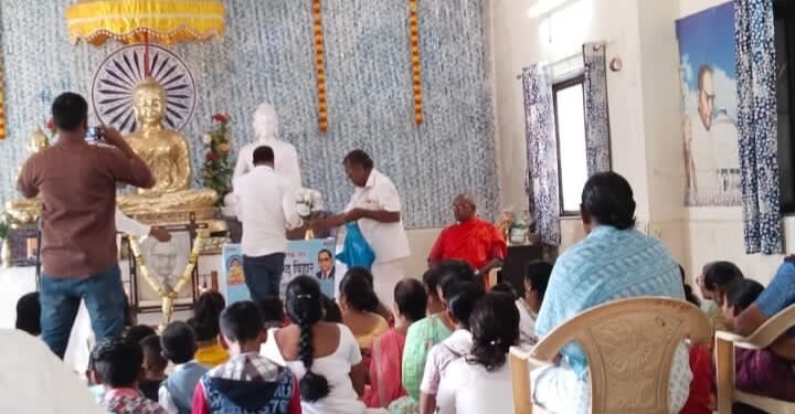 पुणे: संविधान दिनाच्या निमित्ताने कलवड येथे हर घर संविधान अभियान, रैली सह संविधान प्रस्तावनेचे वाचन.