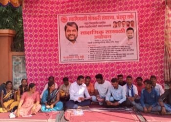 स्वाभिमानी पक्षाचे जिल्हाध्यक्ष सुर्या अडबाले यांच्या नेतृत्वात सफाई कामगारांच्या मागण्या घेऊन जिल्हा परिषद समोर साखळी उपोषण.