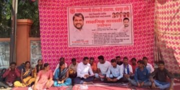 स्वाभिमानी पक्षाचे जिल्हाध्यक्ष सुर्या अडबाले यांच्या नेतृत्वात सफाई कामगारांच्या मागण्या घेऊन जिल्हा परिषद समोर साखळी उपोषण.