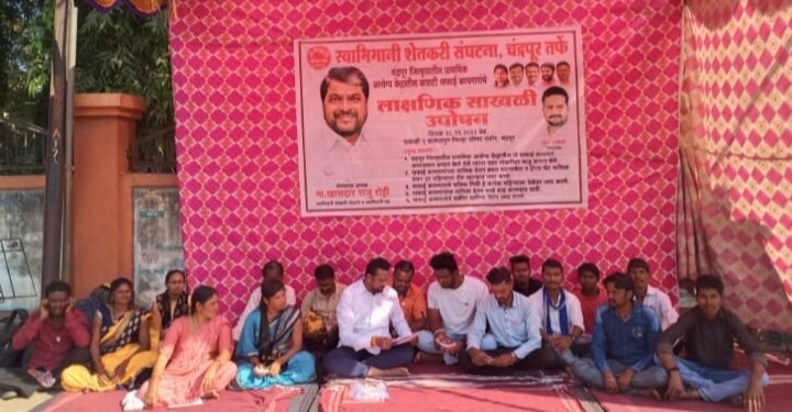 स्वाभिमानी पक्षाचे जिल्हाध्यक्ष सुर्या अडबाले यांच्या नेतृत्वात सफाई कामगारांच्या मागण्या घेऊन जिल्हा परिषद समोर साखळी उपोषण.