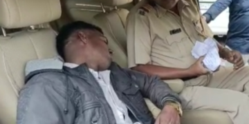 अहमदनगर जिल्हाधिकारी कार्यालयात, सरपंचाने प्राशन केले विष, संपूर्ण जिल्हा प्रशासनात खळबळ.