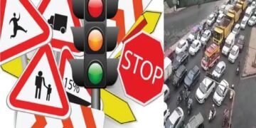 ग्राहकांच्या वाहनामुळे रहदारीला अडचन ठरल्याने वाहतूक पोलीसांनी हाॅटेल मालकाची केली कान उघाडणी.