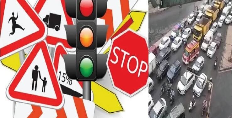 ग्राहकांच्या वाहनामुळे रहदारीला अडचन ठरल्याने वाहतूक पोलीसांनी हाॅटेल मालकाची केली कान उघाडणी.