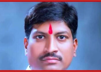 भाषण केल्यानंतर स्टेजवरच निधन झालेल्या नेत्याच्या पत्नीला गावाचा पाठिंबा, लातुरातील गावातील बॅनर्स हटवले, प्रचार बंद.