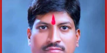 भाषण केल्यानंतर स्टेजवरच निधन झालेल्या नेत्याच्या पत्नीला गावाचा पाठिंबा, लातुरातील गावातील बॅनर्स हटवले, प्रचार बंद.