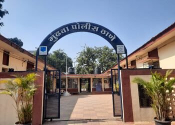 मुंढवा पोलीस स्टेशन यांनी तडीपार इसमास हत्यारासह केली अटक