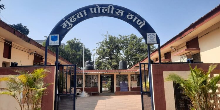 मुंढवा पोलीस स्टेशन यांनी तडीपार इसमास हत्यारासह केली अटक