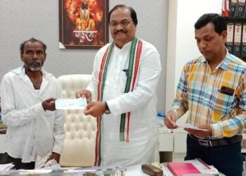 समुद्रपुर तालुक्यात नैसर्गिक आपत्तीमुळे प्राण्याचे नुकसान झाले, त्याना जिल्हा आपत्ती व्यवस्थापन विभागाचा वतीने नुकसान भरपाई.