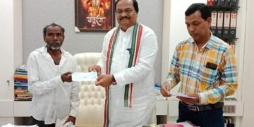 समुद्रपुर तालुक्यात नैसर्गिक आपत्तीमुळे प्राण्याचे नुकसान झाले, त्याना जिल्हा आपत्ती व्यवस्थापन विभागाचा वतीने नुकसान भरपाई.