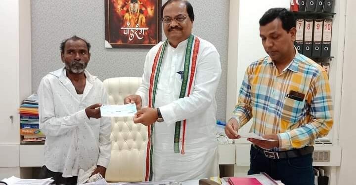 समुद्रपुर तालुक्यात नैसर्गिक आपत्तीमुळे प्राण्याचे नुकसान झाले, त्याना जिल्हा आपत्ती व्यवस्थापन विभागाचा वतीने नुकसान भरपाई.