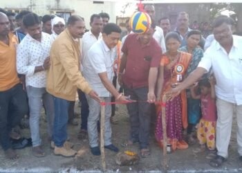 बोरी येते ग्रामीण व्हॉलीबॉल सामन्याचे माजी आमदार दिपक दादा आत्राम यांच्या हस्ते उदघाटन.