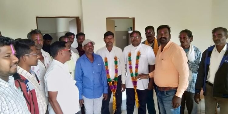 झिंगानूर आदिवासी विविध कार्यकारी सहकारी संस्थेवर आदिवासी विद्यार्थी संघटनेचा झेंडा, रामाजी आत्राम अध्यक्ष तर बाबुराव कुम्मरी उपाध्यक्ष