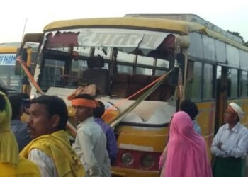 महाराष्ट्र आणि मध्य प्रदेश सीमेवर बस आणि बोलेरोचा अपघात, बसच्या सर्व काचा फुटल्या.