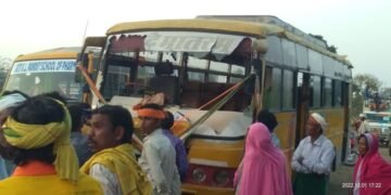 महाराष्ट्र आणि मध्य प्रदेश सीमेवर बस आणि बोलेरोचा अपघात, बसच्या सर्व काचा फुटल्या.