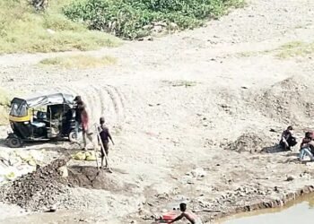 संगमनेर शहरातील प्रवरा नदी पात्रातून दिवसा ढवळ्या राजेरोसपणे रिक्षांमधून रेतीची तस्करी, अधिकारी झोपेत.