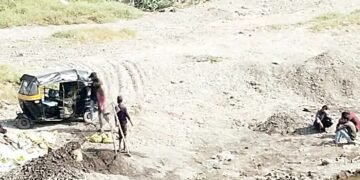 संगमनेर शहरातील प्रवरा नदी पात्रातून दिवसा ढवळ्या राजेरोसपणे रिक्षांमधून रेतीची तस्करी, अधिकारी झोपेत.