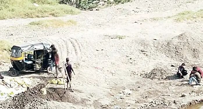 संगमनेर शहरातील प्रवरा नदी पात्रातून दिवसा ढवळ्या राजेरोसपणे रिक्षांमधून रेतीची तस्करी, अधिकारी झोपेत.