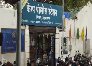 भिंगार कॅम्प पोलिस ठाण्यात दोन पोलिस अंमलदारांमध्ये राडा, हप्तेखोरीतून हा प्रकार झाल्याची पोलिस दलात चर्चा.