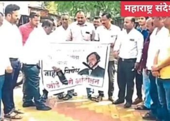 चाळीसगाव येथे मराठा समाजाच्या कार्यकर्त्यांचे पर्यटनमंत्री मंगलप्रभात लोढांच्या प्रतिमेला जोडेमारो आंदोलन केले.