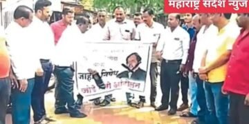 चाळीसगाव येथे मराठा समाजाच्या कार्यकर्त्यांचे पर्यटनमंत्री मंगलप्रभात लोढांच्या प्रतिमेला जोडेमारो आंदोलन केले.