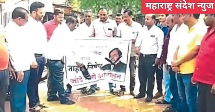 चाळीसगाव येथे मराठा समाजाच्या कार्यकर्त्यांचे पर्यटनमंत्री मंगलप्रभात लोढांच्या प्रतिमेला जोडेमारो आंदोलन केले.