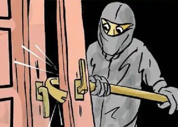 संगमनेर तालुक्यातील सादतपूर येथे घरफोडी, पैसे आणि सोने घेऊन चोरटे पसार.