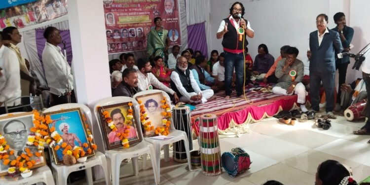 सातनवरी (टोली) येथे लोक कलावंतांचा जिल्हास्तरीय भव्य मेळावा संपन्न.