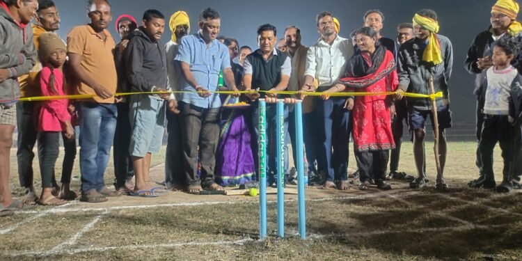 बुर्क मलमपल्ली (टोला) येथील रात्रकालीन टेनिस बॉल यार्ड सर्कल सामन्याचे माजी आमदार दिपक दादा आत्राम यांच्या हस्ते उदघाटन.