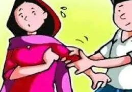 शेतात ट्रॅक्टरने नांगरणी करीत असताना विधवा महिलेला सासू सासर्‍याने केली मारहाण व दीराने केला विनयभंग.