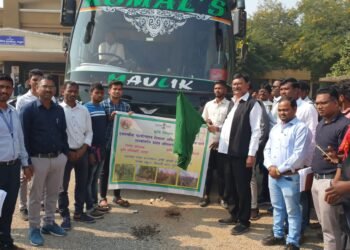 अभ्यास दौऱ्यासाठी बारामतीला ६० शेतकरी रवाना : आ. सुभाष धोटेंनी दाखवली हिरवी झंडी.