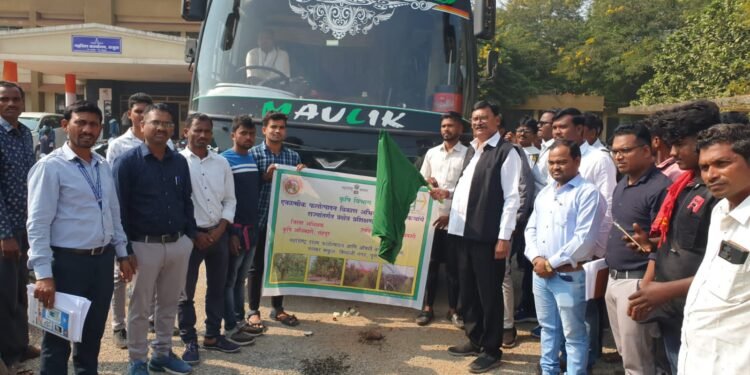 अभ्यास दौऱ्यासाठी बारामतीला ६० शेतकरी रवाना : आ. सुभाष धोटेंनी दाखवली हिरवी झंडी.