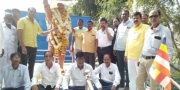 डॉ. बाबासाहेब आंबेडकर यांचा महापरिनिर्वाण दिना निमित्त सामूहिक बुद्ध वंदना घेऊन अभिवादन.