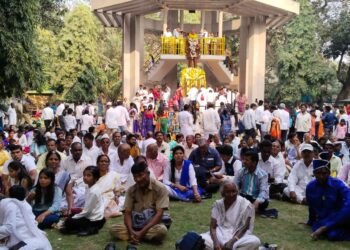 पुणे डॉ. बाबासाहेब आंबेडकर यांच्या ६६ व्या महापरिनिर्वाण दिनी अनुयायांनी केले अभिवादन.