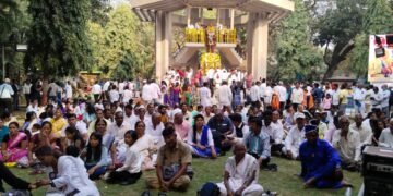 पुणे डॉ. बाबासाहेब आंबेडकर यांच्या ६६ व्या महापरिनिर्वाण दिनी अनुयायांनी केले अभिवादन.