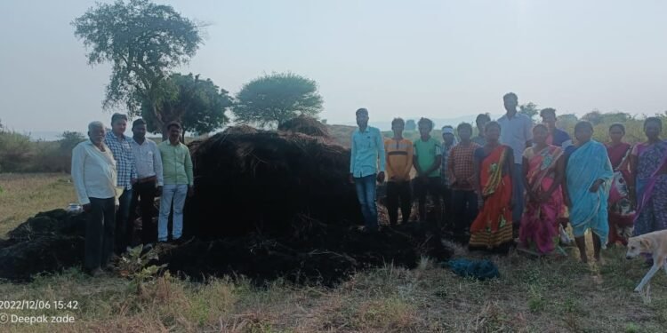सुकडपल्ली येथील सांड्रा यांच्या शेतातील धानाच्या ढीगाला आग लागून संपूर्ण वर्षाच्या पिकाचे नुकसान.