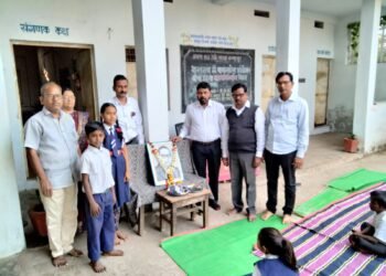 जनता हायस्कूल (डेपो शाखा) बल्लारपूर येथे डाॅ. बाबासाहेब आंबेडकर यांना वाहण्यात आली आदरांजली.