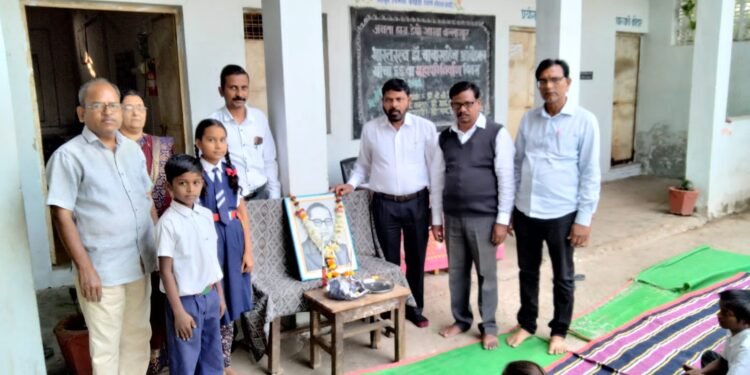 जनता हायस्कूल (डेपो शाखा) बल्लारपूर येथे डाॅ. बाबासाहेब आंबेडकर यांना वाहण्यात आली आदरांजली.