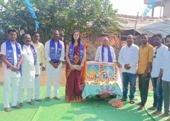 अहेरी बौद्ध विहाराच्या प्रांगणात महापरिनिर्वाण दिनी डॉ. बाबासाहेब आंबेडकर यांना अभिवादन.